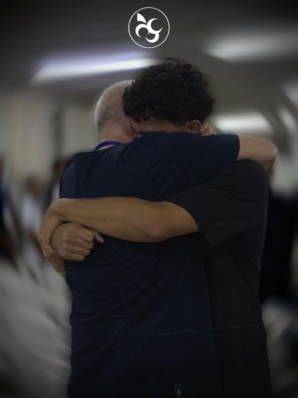 Abraço apertado entre dois membros da Videira