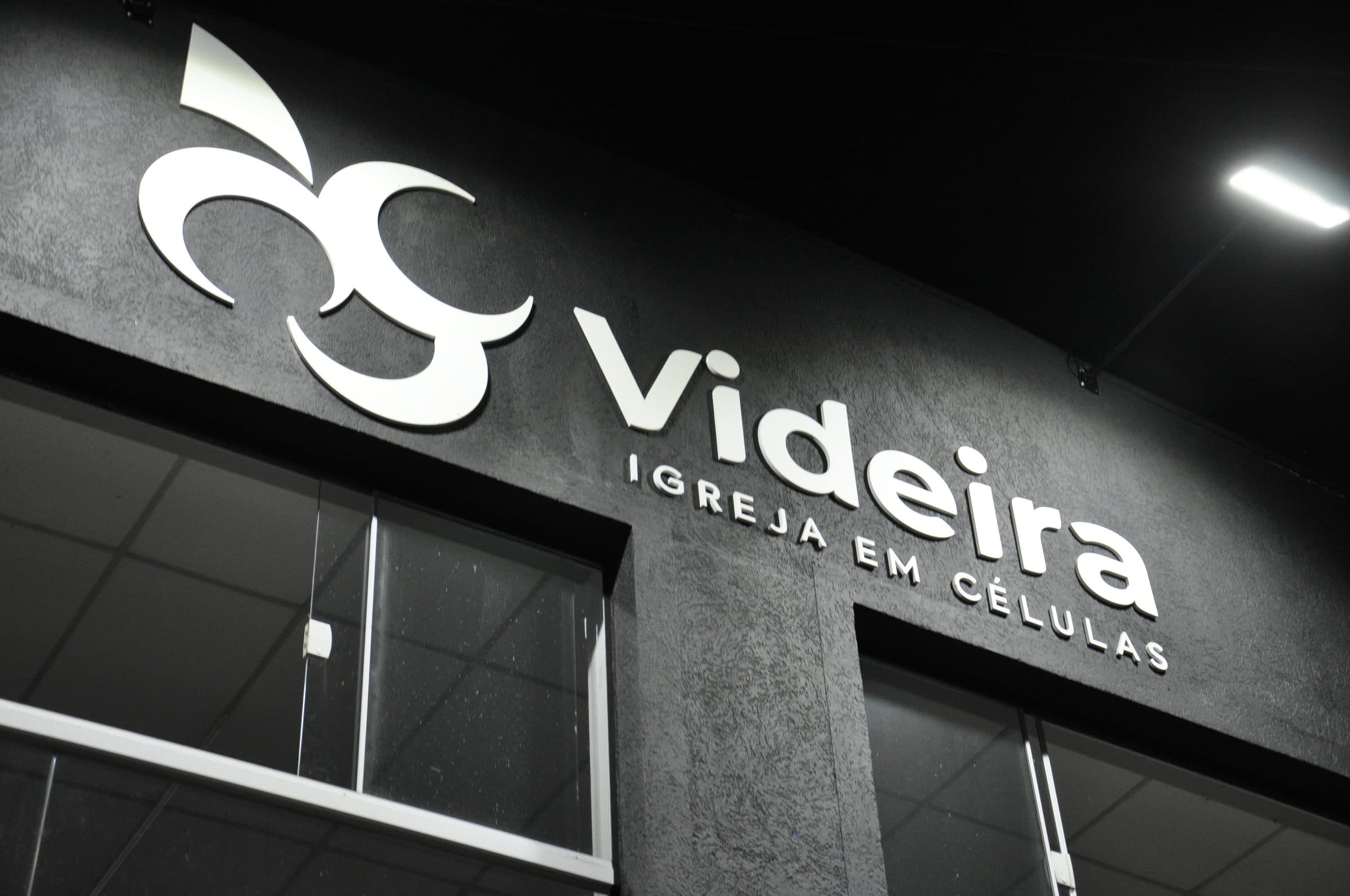 Fachada da Videira Indaiatuba à noite, com o letreiro iluminado