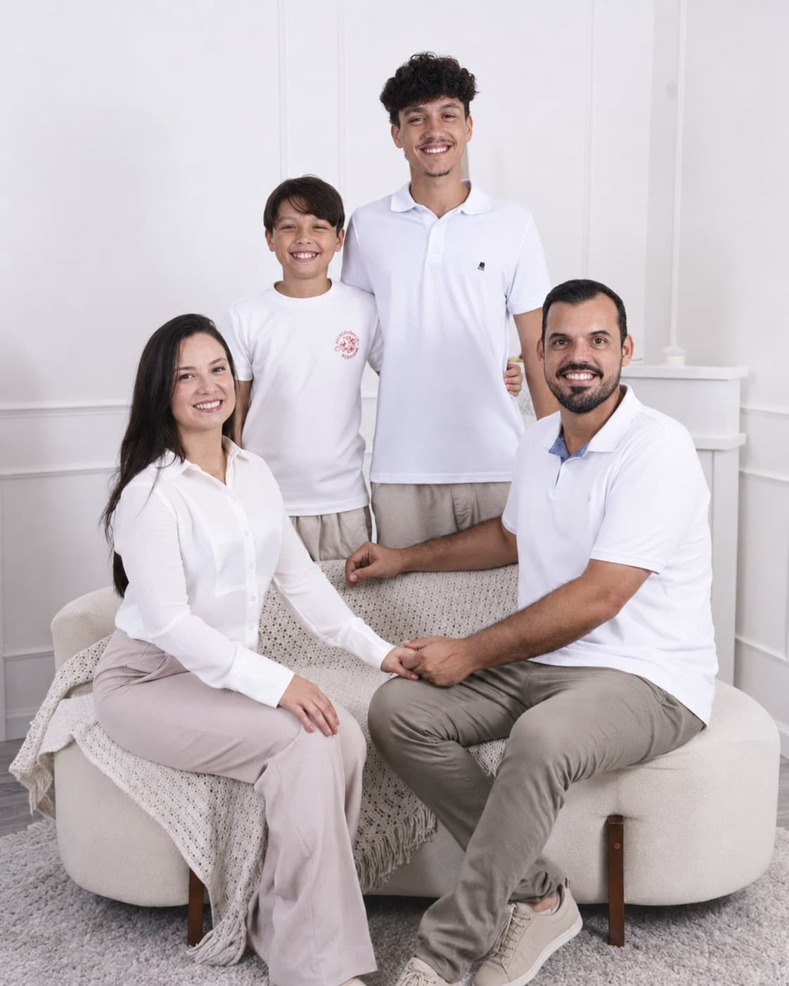 A família Duarte reunida: o casal sentado com os dois filhos atrás